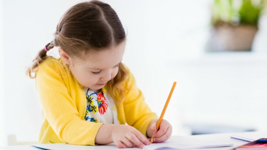 Latéralisation : mon enfant est gaucher, comment l’aider à l’école ?