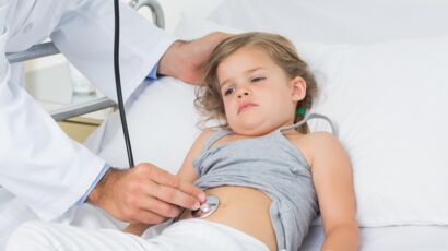Appendicite chez l'enfant : 5 symptômes qui doivent alerter selon ...