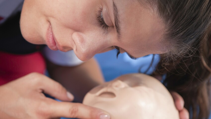 Premiers Secours Le Massage Cardiaque Chez L Enfant Femme Actuelle Le Mag