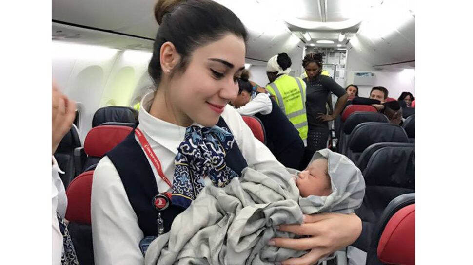Un bébé prématuré naît sur un vol grâce à l'équipage Turkish Airlines