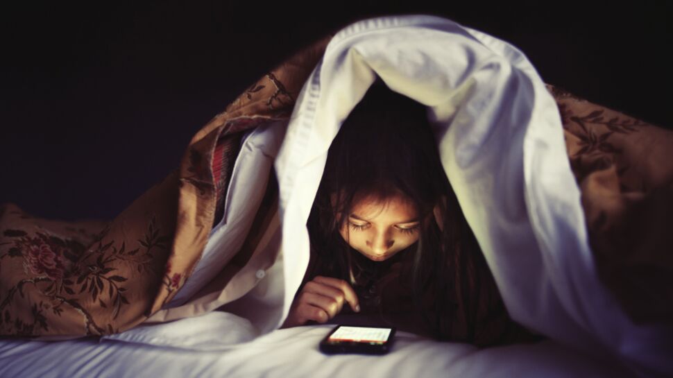 Les ados qui envoient des textos dans le noir dorment mal