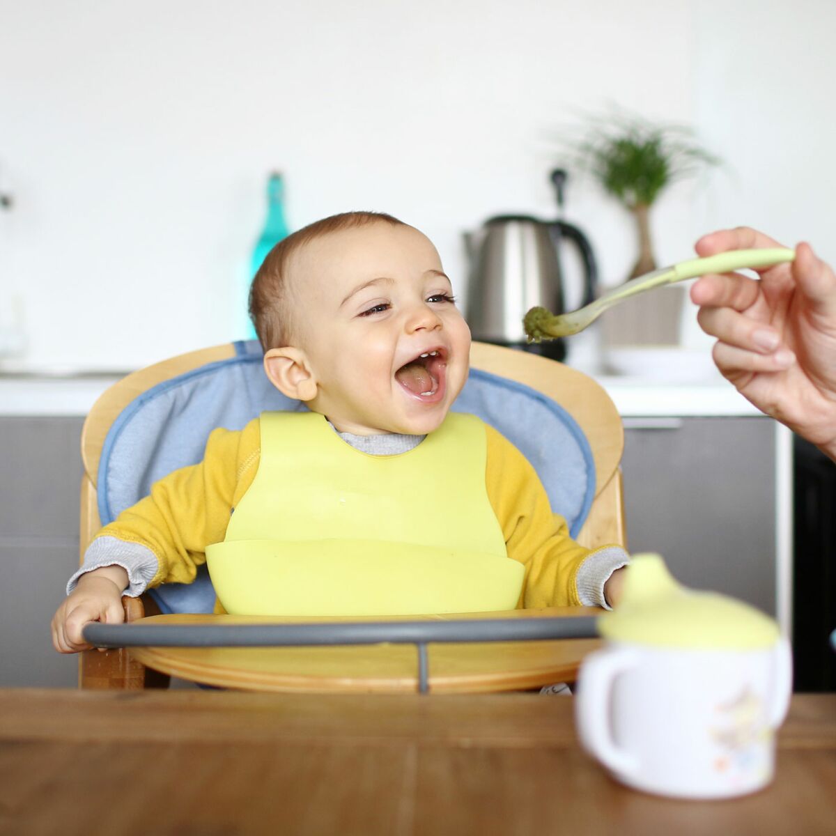 Les Bebes Qui Commencent L Alimentation Solide Avant 6 Mois Dormiraient Mieux Femme Actuelle Le Mag