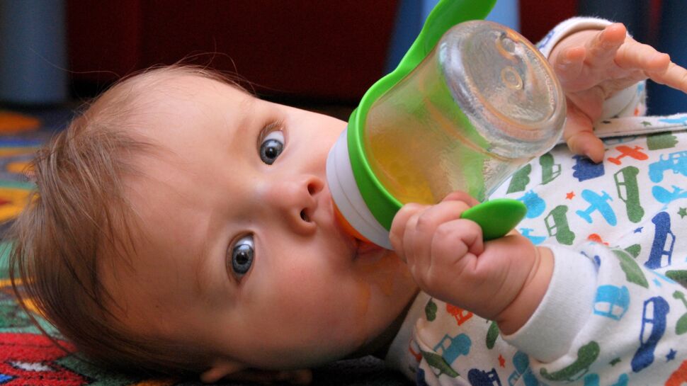 Bébé : jamais de jus de fruits avant 1 an