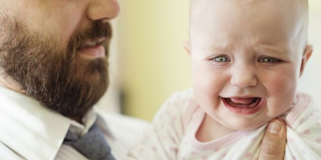 Selon La Science, Si Un Bébé Pleure Dans Vos Bras, C'est Parce Qu'il Vous  Trouve Laid : Femme Actuelle Le Mag