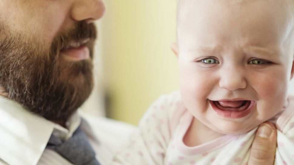 Selon la science, si un bébé pleure dans vos bras, c’est parce qu’il vous trouve laid