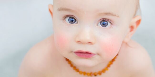 Colliers d’ambre pour les bébés : attention aux risques