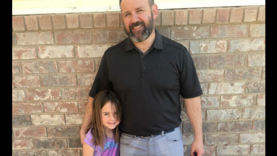 Pour consoler sa fille qui s’est "oubliée", il vient la chercher à l’école avec le pantalon mouillé