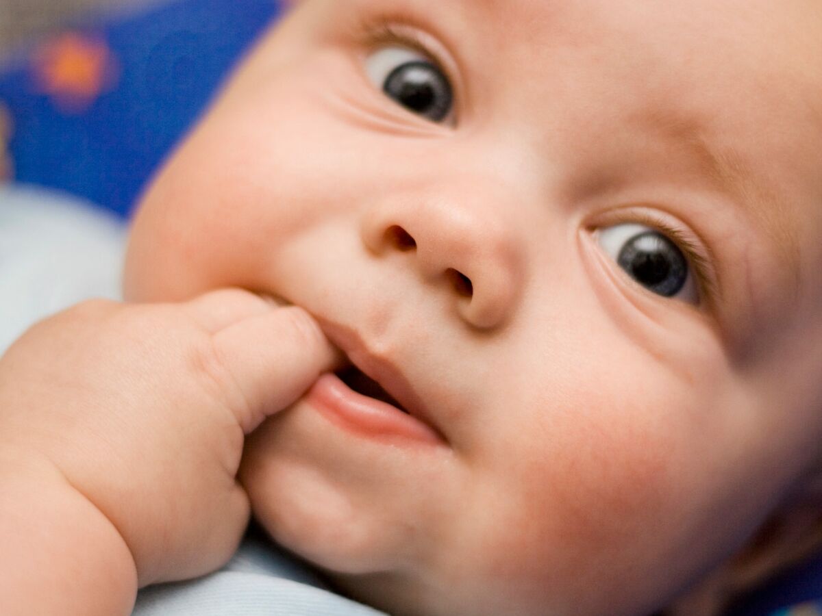 Bébé a mal aux dents : que penser du collier d'ambre ? 