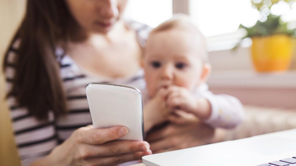 Jeunes mamans : décrocher des écrans permet de réduire le stress