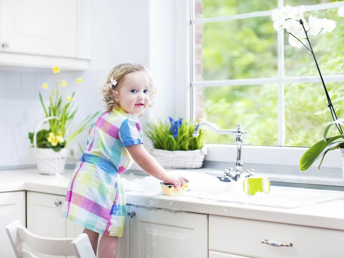 Avec les enfants, on évite le ménage à l'eau de javel : Femme Actuelle Le  MAG