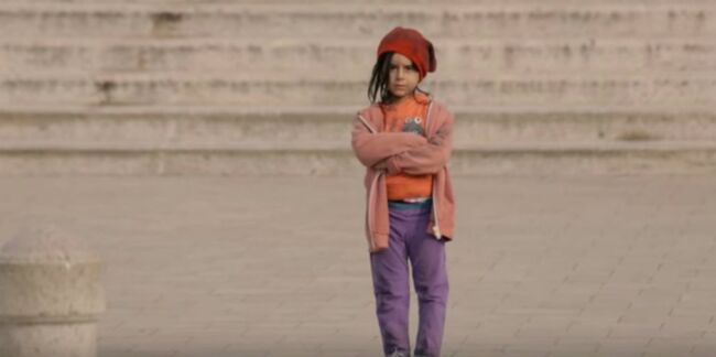 Enfants pauvres : une vidéo choc pour dénoncer l’indifférence