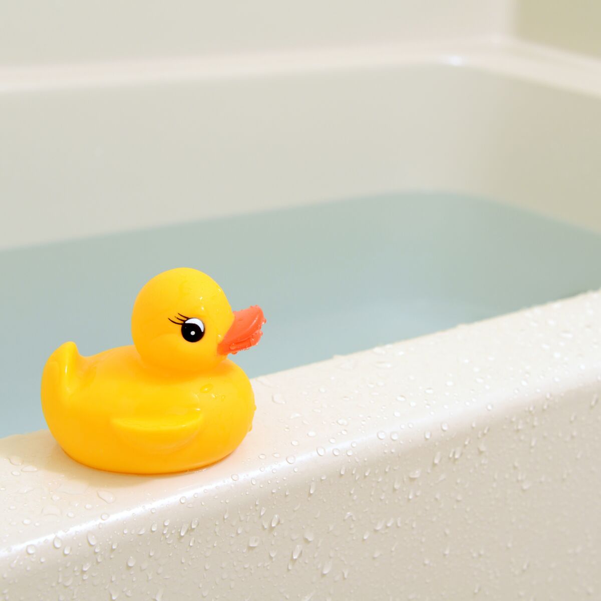 Une étude alerte sur les dangers des jouets de bain pour les