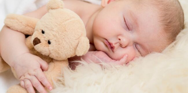 Faire dormir bébé sur une peau de bête pour réduire son risque d'allergies ?