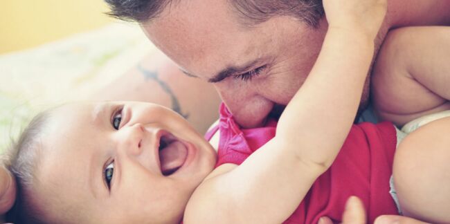 Changements hormonaux après l’accouchement : les pères aussi !