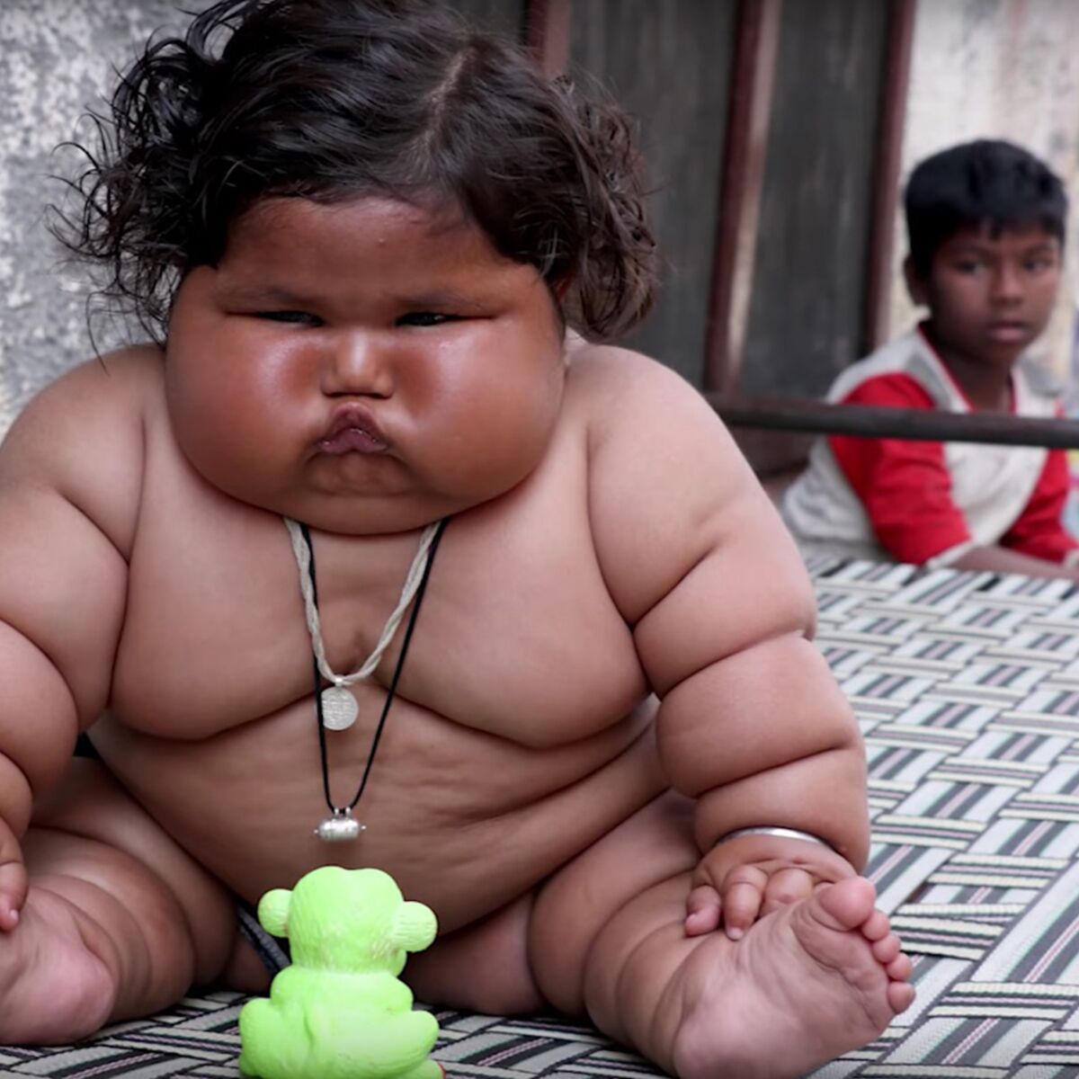 Cette petite Indienne de 8 mois pèse le poids d'un enfant de 4 ans