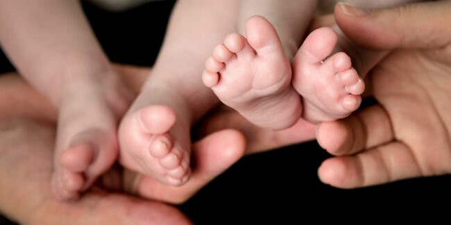 Jumeaux : déclencher l'accouchement à 37 semaines éviterait les complications