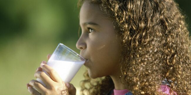 Donner au lait entier aux enfants réduirait le risque d’obésité