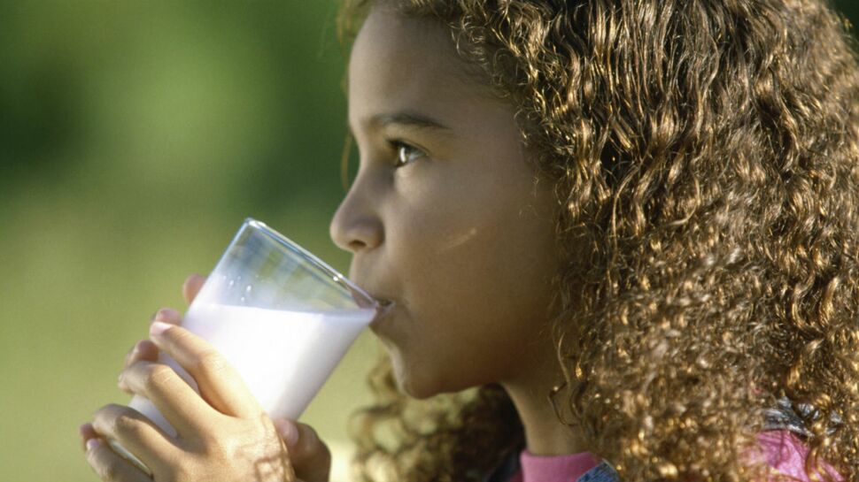 Donner du lait entier aux enfants réduirait le risque d’obésité