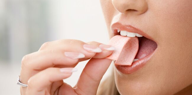Mâcher du chewing-gum après une césarienne permettrait de mieux récupérer