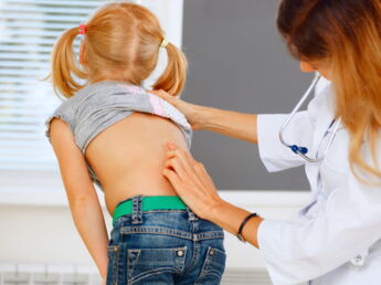 Mal de dos : les enfants et adolescents de plus en plus touchés