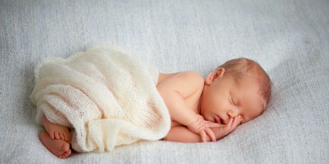 Mort subite du nourrisson : faire dormir bébé dans la chambre des parents pour limiter le risque
