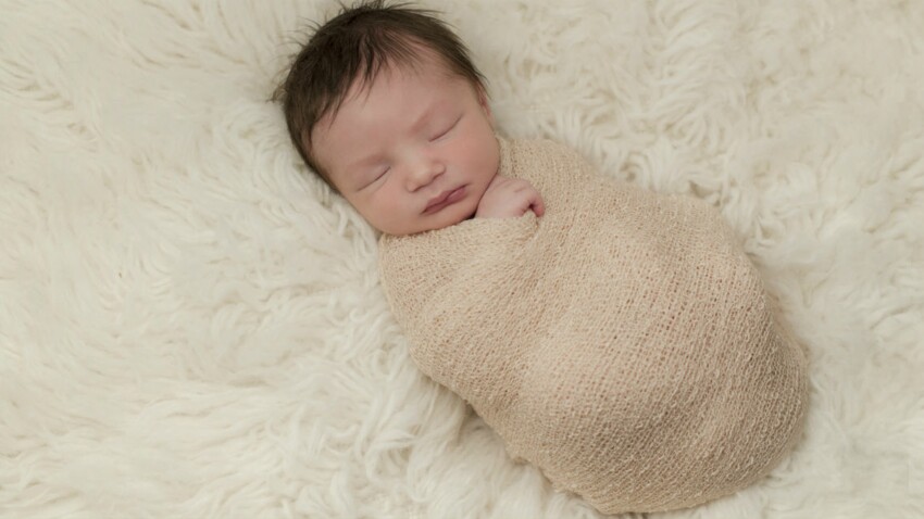 Mort subite du nourrisson : emmailloter bébé augmente les risques