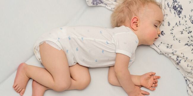 Obésité : pourquoi il faut coucher bébé avant 20 heures