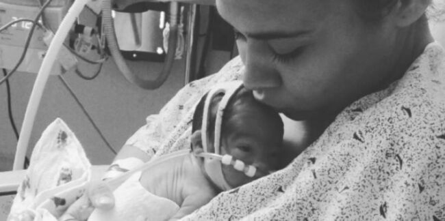 L’impressionnante photo d’un bébé né dans son sac amniotique fait le tour du web