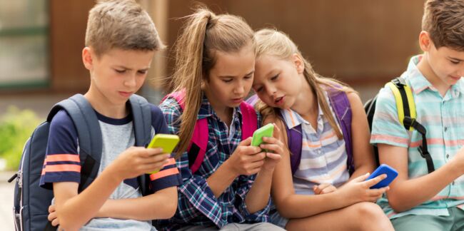 Dès la rentrée 2018, les écoliers n’auront plus le droit au téléphone