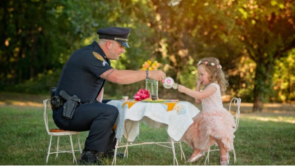 Un policier sauve la vie d'une fillette, elle l'invite à son anniversaire un an après