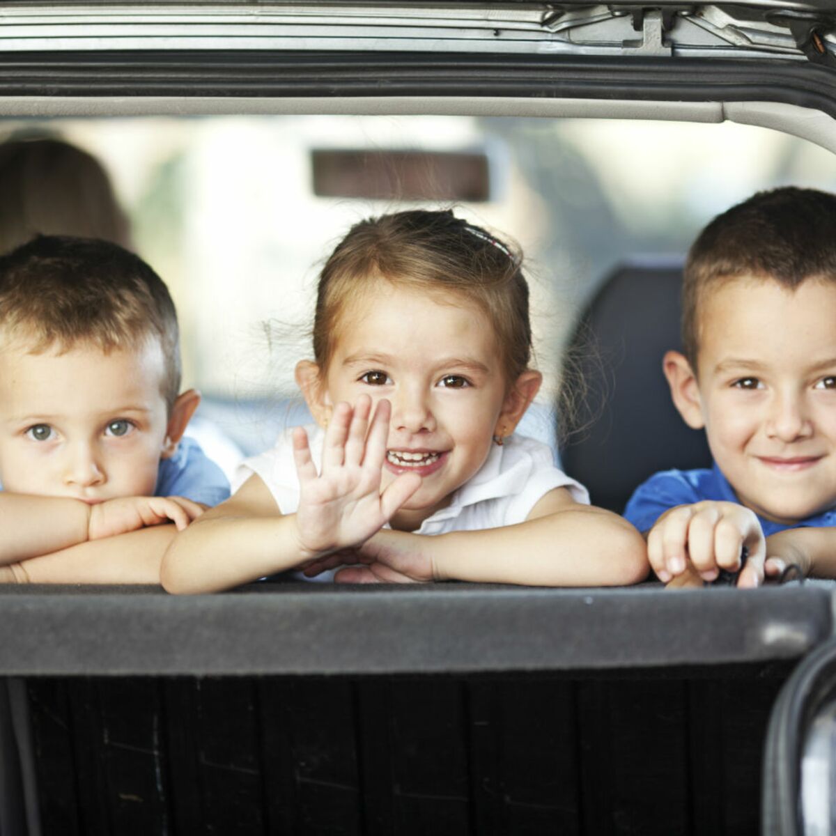 Enfant Dans L'avion Mouche Avec La Famille Voyage D'enfants Photo