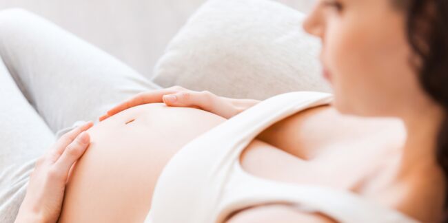 Vergetures de la grossesse : un masque en tissu à poser sur le ventre