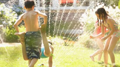 Canicule 5 Erreurs A Ne Pas Faire Avec Bebe En Cas De Forte Chaleur Femme Actuelle Le Mag