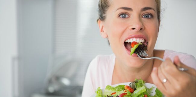 Pourquoi les femmes préfèrent la salade ? A cause des stéréotypes !