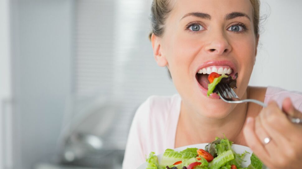 Pourquoi les femmes préfèrent la salade ? A cause des stéréotypes !