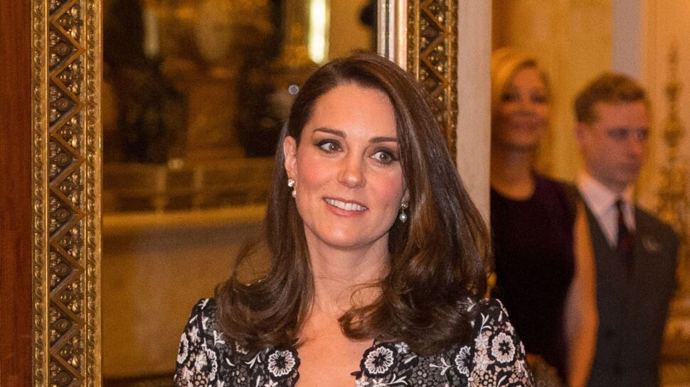 Kate Middleton, enceinte, elle affiche son baby bump imposant en robe florale moulante