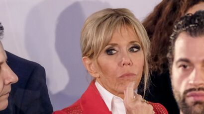 PHOTOS – Brigitte Macron : pantalon très slim, blazer blanc et