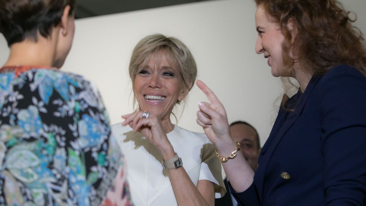 Brigitte Macron ne se s pare jamais du cadeau que lui a offert son