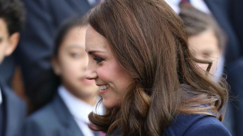 Kate Middleton affiche son baby bump en manteau bleu