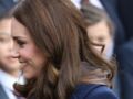 Kate Middleton affiche son baby bump en manteau bleu