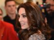 Photos - Kate Middleton affiche son baby bump dans une magnifique robe bleue à sequins