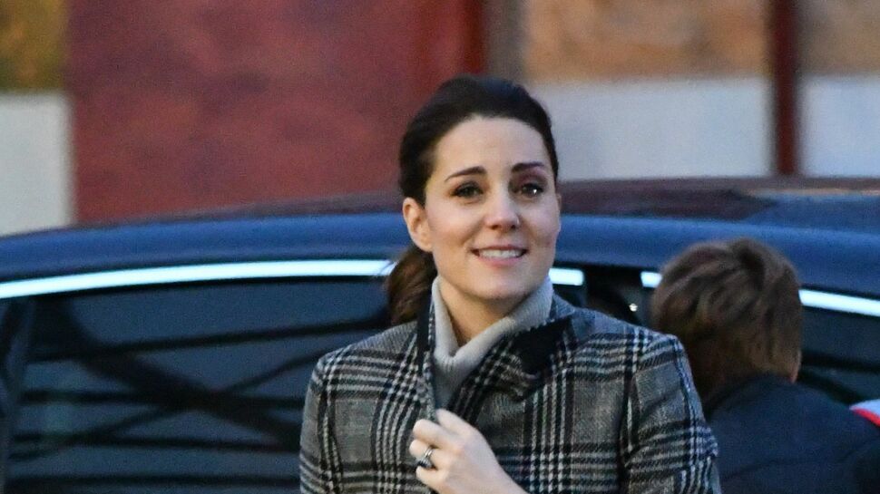 PHOTOS – Kate Midd­le­ton, enceinte et chic dans un manteau Zara à 99,95€