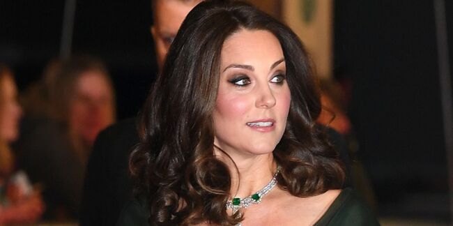 Kate Middleton, enceinte, affiche un décolleté plongeant dans une robe qui fait polémique