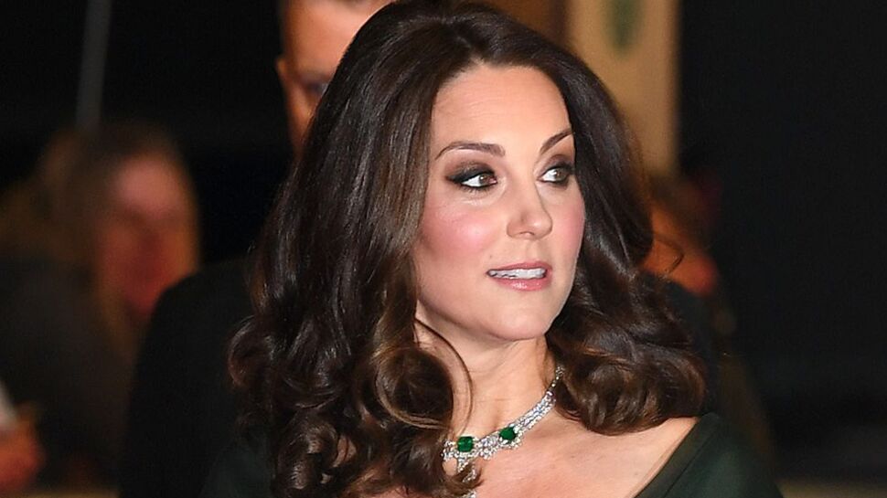 Kate Middleton, enceinte, affiche un décolleté plongeant dans une robe qui fait polémique