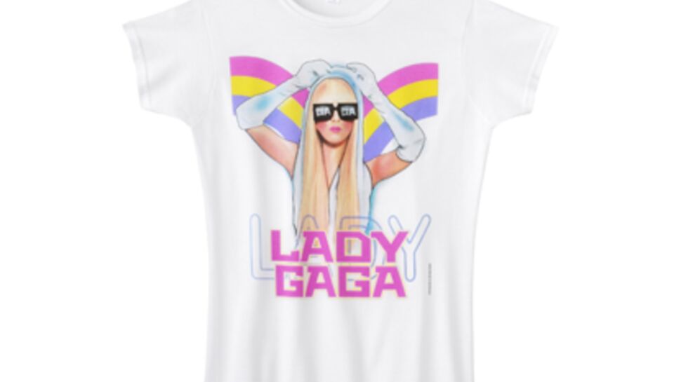 Lady Gaga prend la pose pour une collection de tee-shirts à son effigie