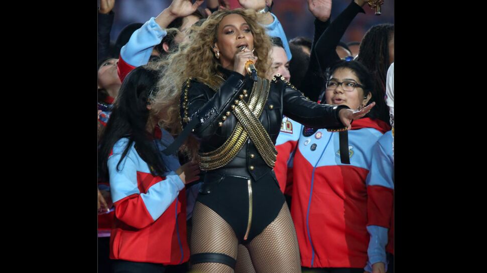 Coup d’œil sur le look de Beyoncé au Super Bowl 2016
