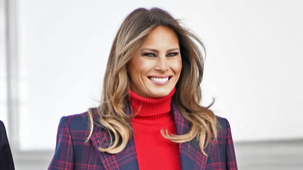 Melania Trump : élégante en manteau à carreaux pour recevoir le sapin à la Maison Blanche