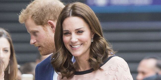 Photos - Kate Middleton : enceinte et radieuse dans sa robe à petit prix