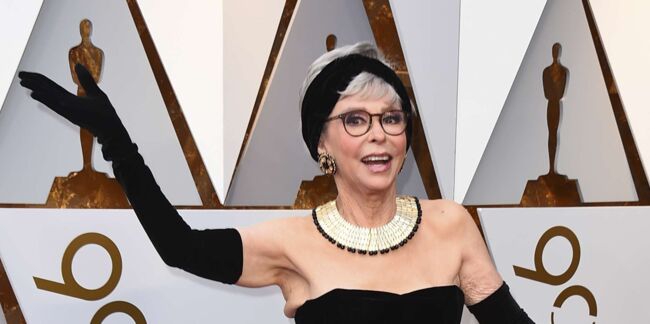 Rita Moreno, l’actrice de West side story, reporte la même robe qu’en 1962 pour les Oscars 2018
