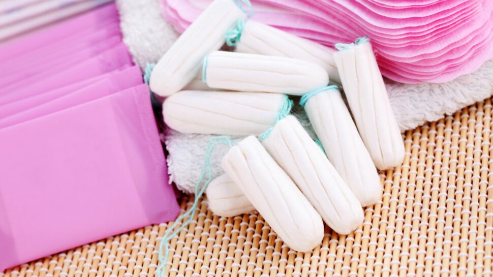 Bientôt des distributeurs de tampons et serviettes hygiéniques dans les lycées ?